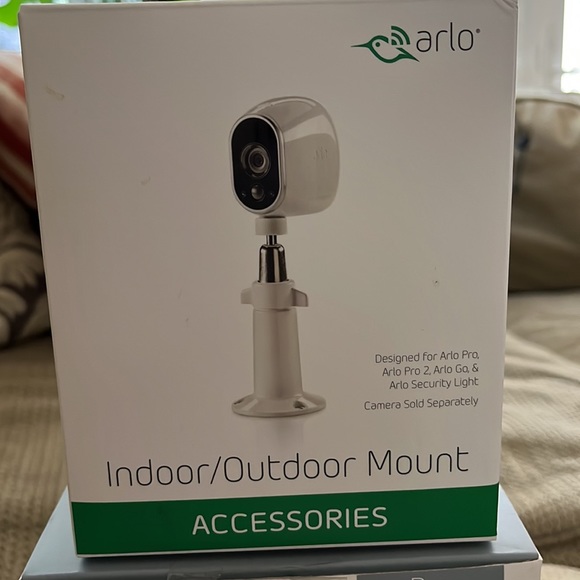 Arlo Pro 4 spotlight camera & Adjustable Indoor Outdoor Mount Accessory wireless - Picture 5 of 7